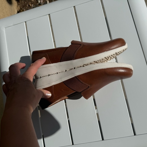 Vionic Tan Leather Slip-On Loafers size 7.5 - Picture 11 of 13